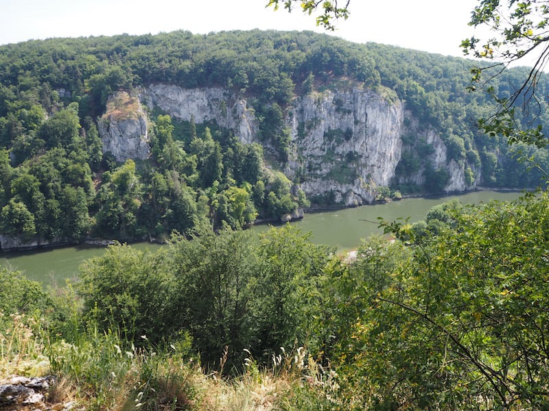 ... dem Erklimmen der mächtigen Felsen des Donaudurchbruch bei Kelheim ...