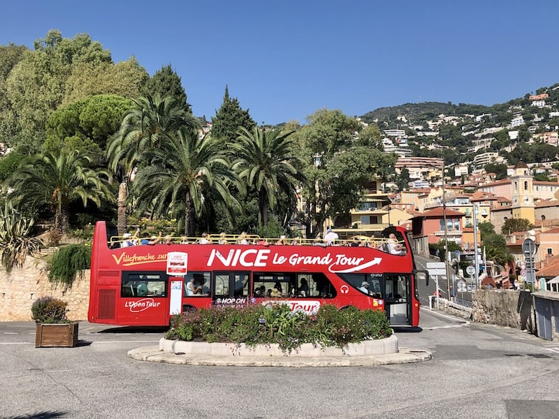 Der Stadtbus "Nice Le Grand Tour" fährt alle 45 Minuten aus der Avenue Max Gallo ab; von hier fahren wir bis nach Villefranche sur Mer ... 