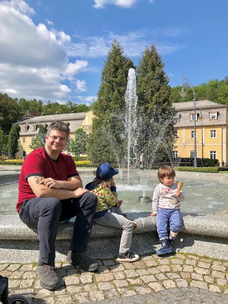 Für die Kinder am wichtigsten: Rastplatz mit köstlichem Eis am Springbrunnen von Bad Kudowa!