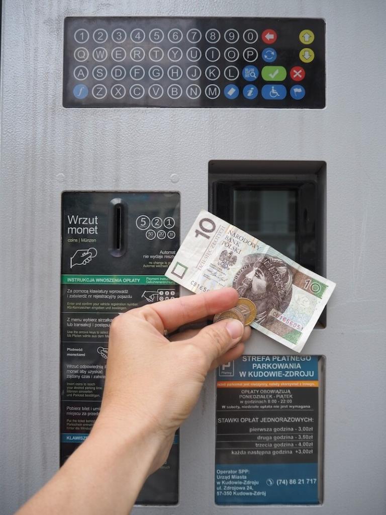 Tipp: Hin und wieder ein paar Zloty in der Hand haben, wie um hier diesen Parkautomaten zu bedienen, ist trotz allgegenwärtiger Kartenzahlungen eine gute Idee. 