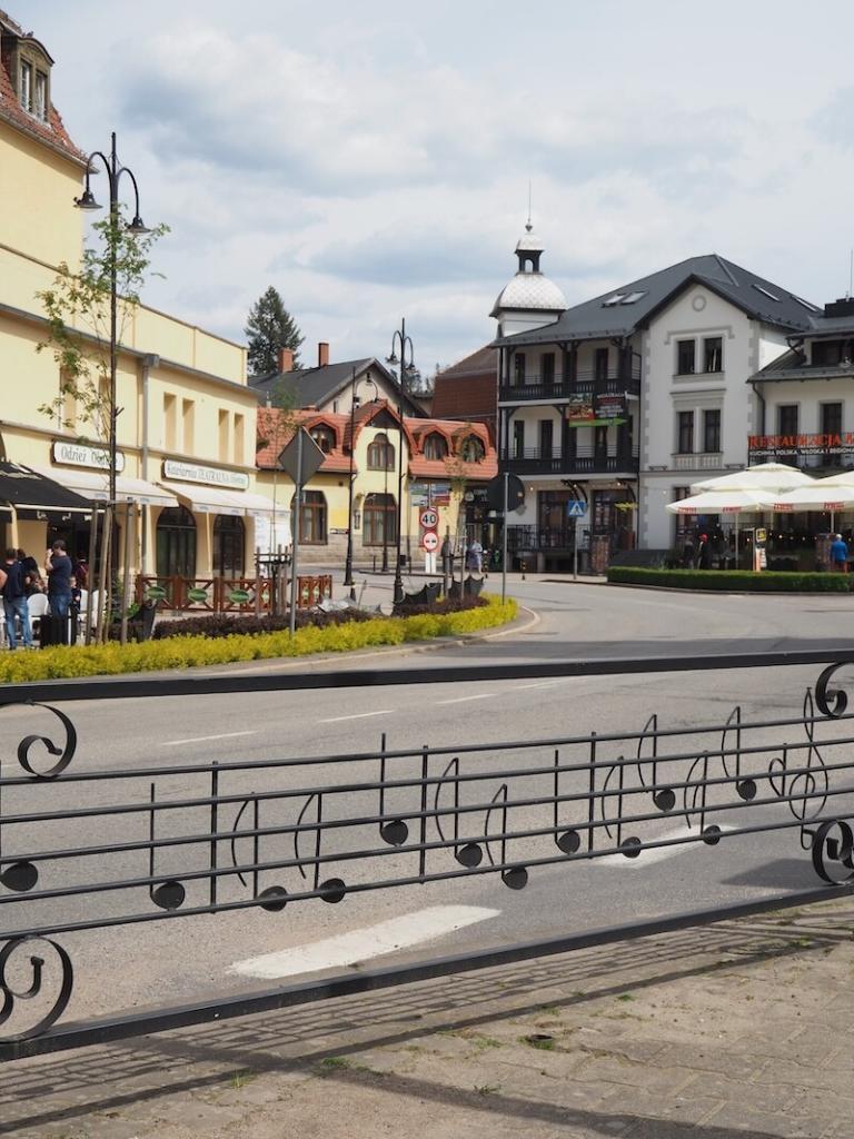 Bad Kudowa mit seinem "musikalischen Zaun" mitten durch das Ortsgebiet.