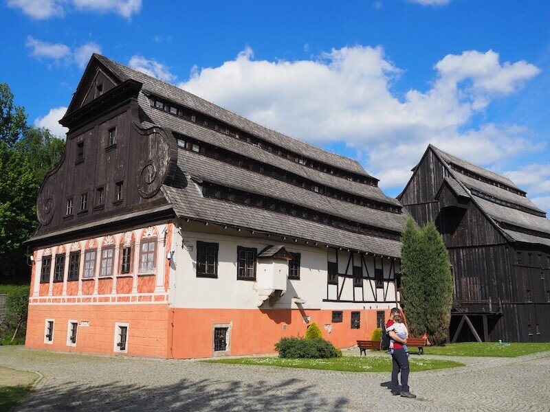 Das historische Gebäude der Papiermühle in Bad Reicherz beeindruckt schon von weitem ... 