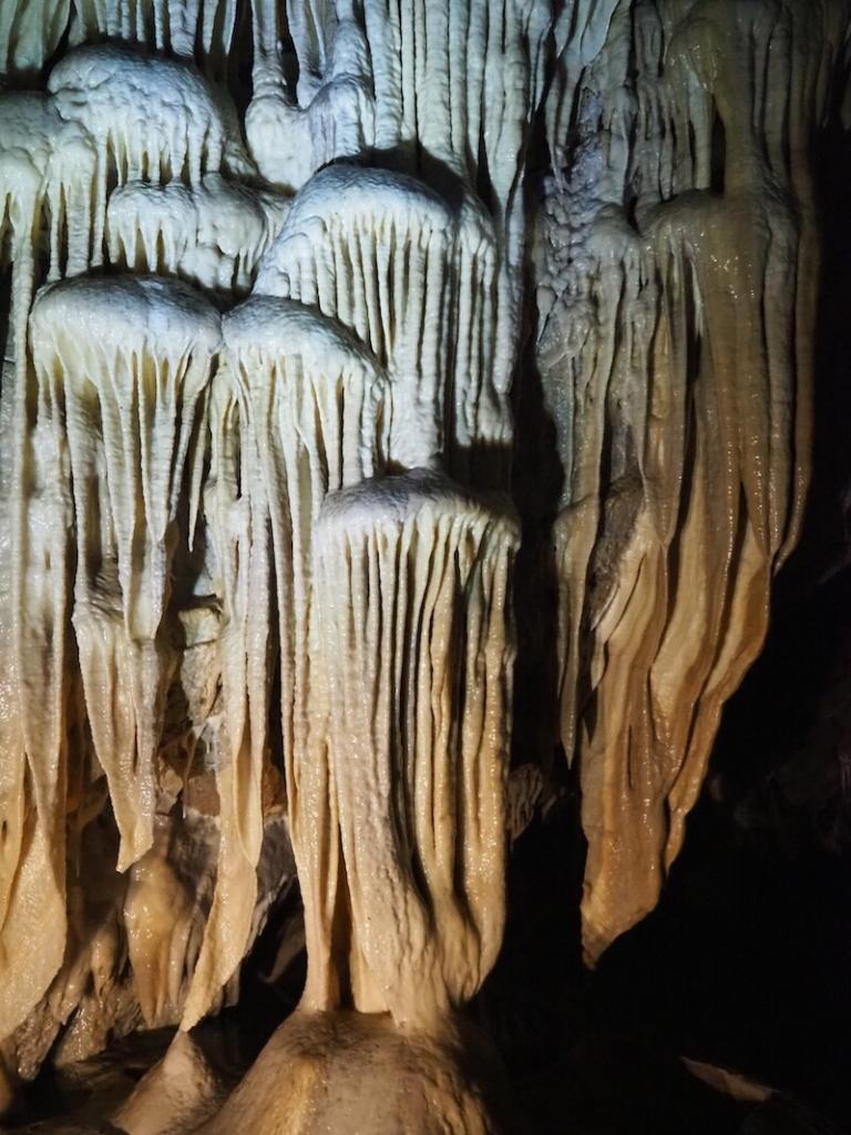 Drinnen erwarten Euch typisch-monumentale Gebilde aus Tropfstein, wie hier diese "Wasserfall-Kaskade" aus Hunderten einzelner Stalaktiten ... 