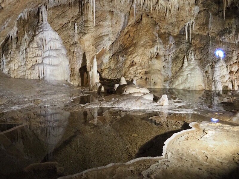 Dieses "Meer" aus Stalaktiten und Stalagmiten wird in einer wirklich schönen Ton-und-Licht-Show so richtig magisch zur Geltung.