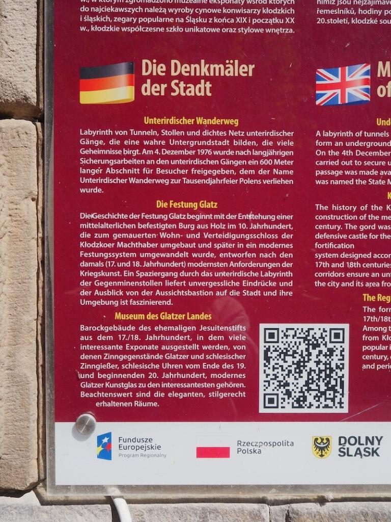 ... überall erwarten uns diese dreisprachigen Schilder zur Stadtgeschichte von Glatz ... 