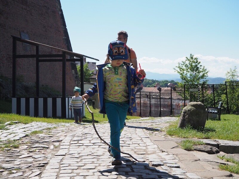 Poland, let's go: Liam, his younger brother Levin, my husband and I explore Klodzko Fortress in the town of the same name in southern Poland. 