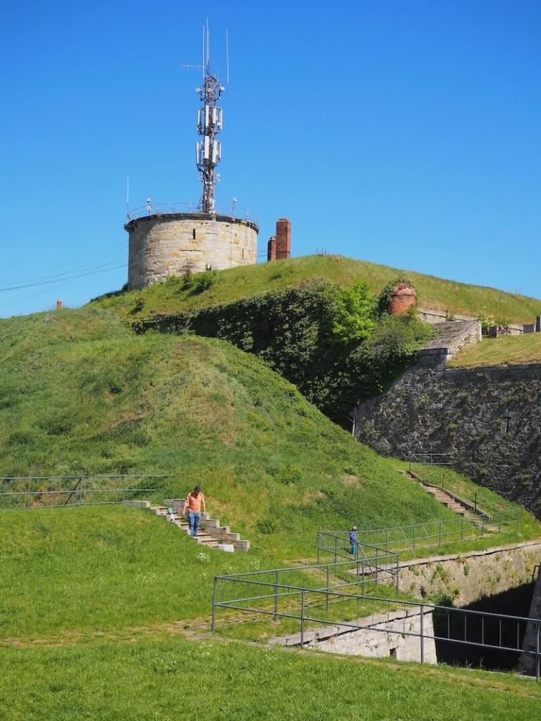 ... und hier der höchste, heute begrünte Turm der Festung. 