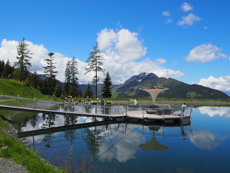 ... am Bike Park vorbei und bis hinunter zu diesem kleinen Speichersee mit extra Kneippanlage für Groß und Klein ... 