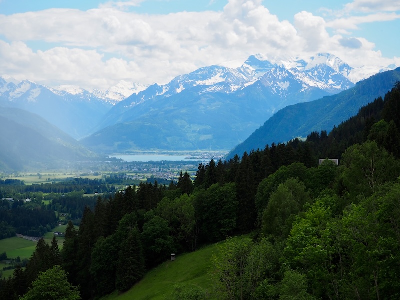 Blick vom Sessellift am Biberg in Richtung Zell am See und Kitzsteinhorn ... 