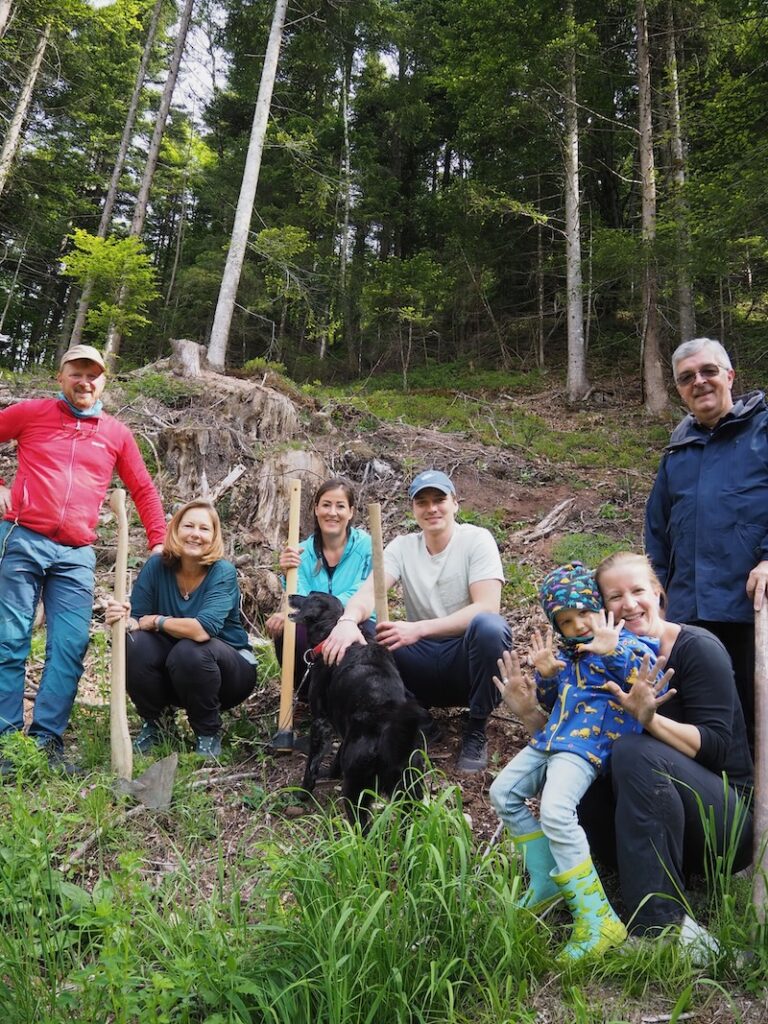 ... am Schluss sind wir "fertig": Gruppenfoto nach getaner Arbeit im Wald!