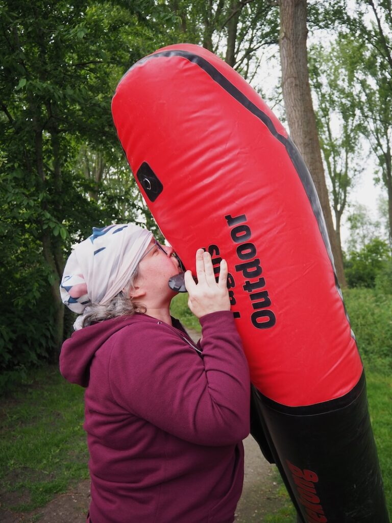 ... blase das Packraft mit einer speziellen Sacktechnik sowie anschließend mit dem Mund fertig auf (kiss me Kate ... Janett!).