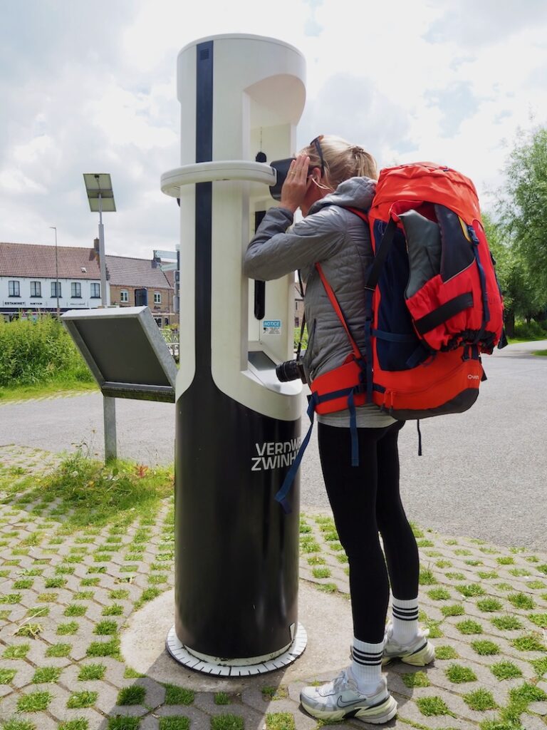 ... spazieren den gepaddelten Weg wieder zurück nach Damme und bringen die Packrafts zurück zu Mathias. Ein richtig tolles, sportliches Naturerlebnis ist das!