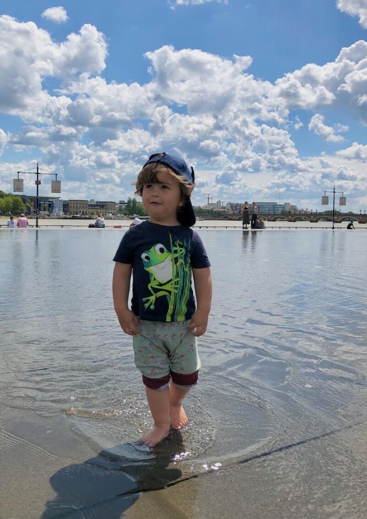 ... führt direkt zum Miroir d'Eau, wörtliche "Wasserspiegel", einer gewaltigen Fläche die Ihr gerade mit Kindern nicht auslassen dürft. Super zwecks Erfrischung der Füße im Sommer!