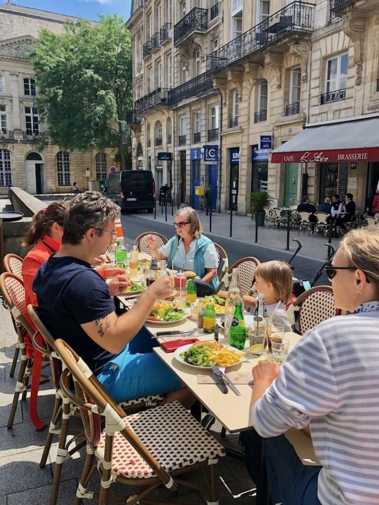 Tipp: Gleich um die Ecke ist die Brasserie L'Aero