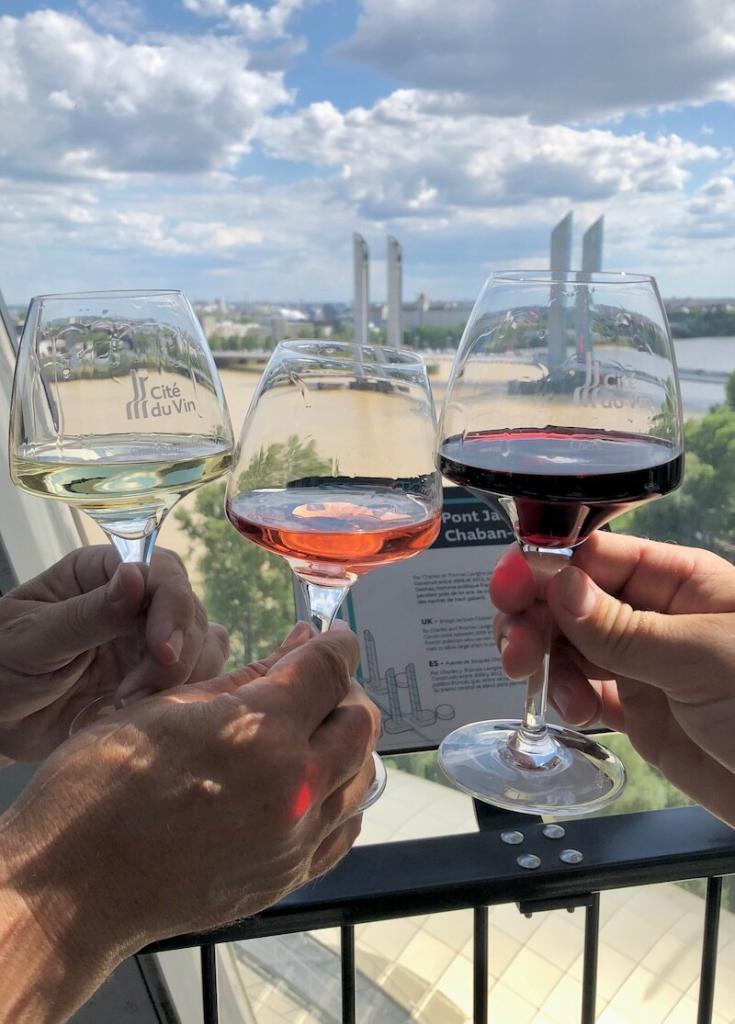 On top of Bordeaux: Wir sagen Prost bei der im Eintrittspreis enthaltenen Weinverkostung!