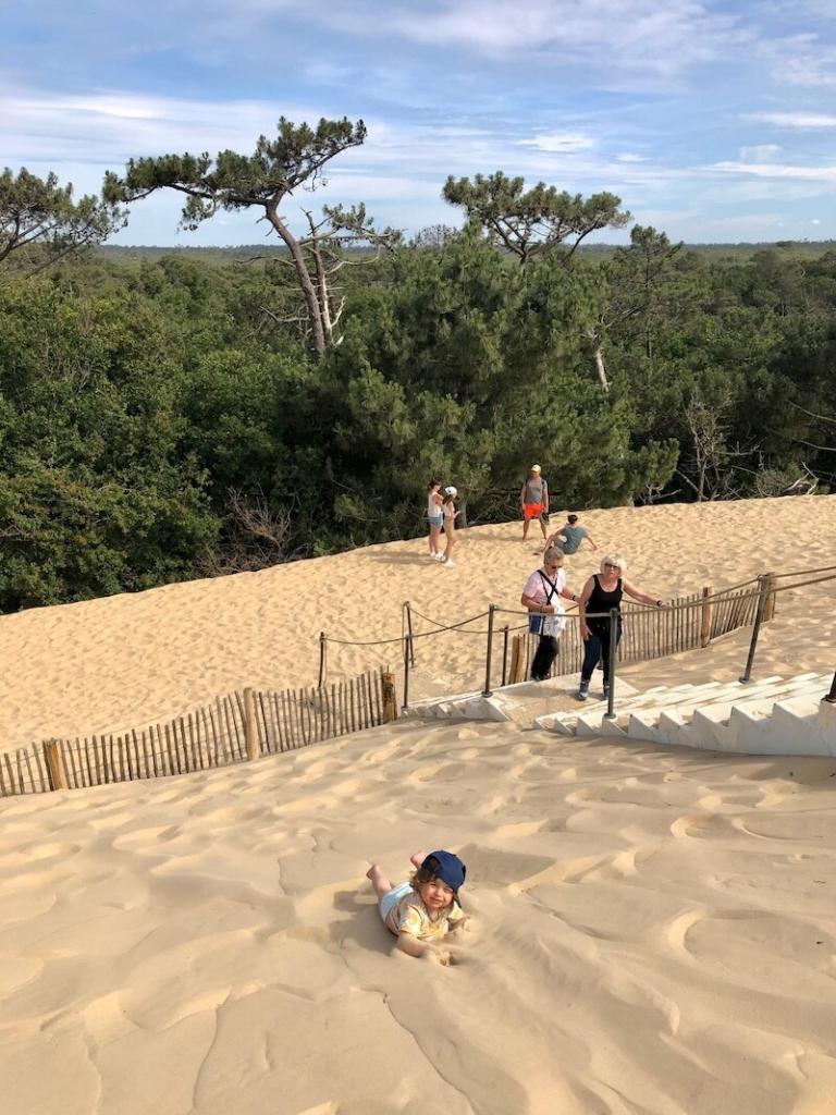 ... und kaum tritt man aus dem Wald, gibt es zum Glück diese Stiege als Alternative zum Rauf- oder Runterrutschen am Sandberg!