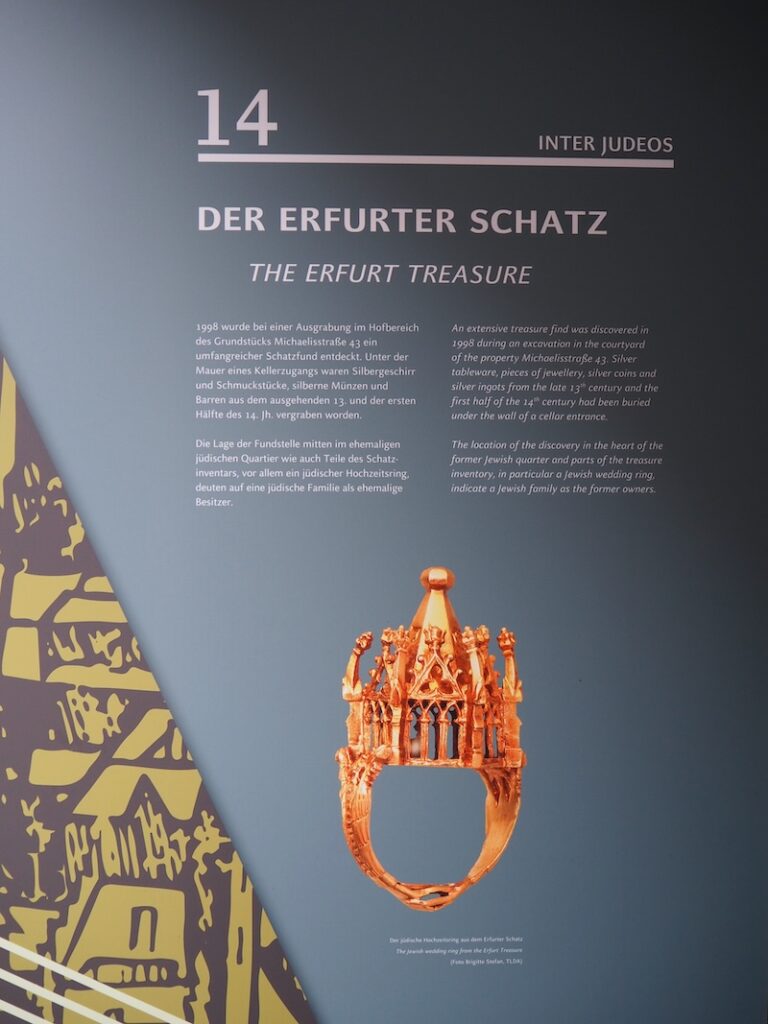 Die Alte Synagoge beherbergt heute die Ausstellung des berühmten "Erfurter Schatzes" ... 