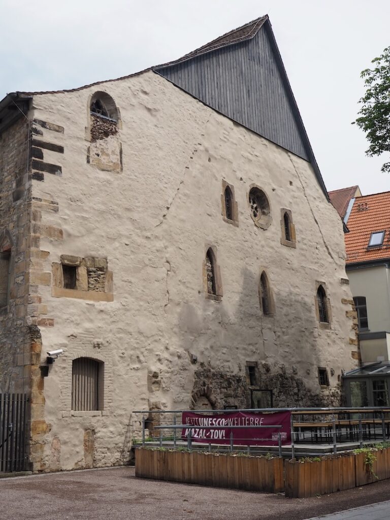 Bei der Erkundung des Weltkulturerbes "Jüdisch-Mittelalterliches Erfurt" machen wir direkt vor der Alten Synagoge halt, einer der ältesten noch erhaltenen Synagogen nördlich der Alpen ... 