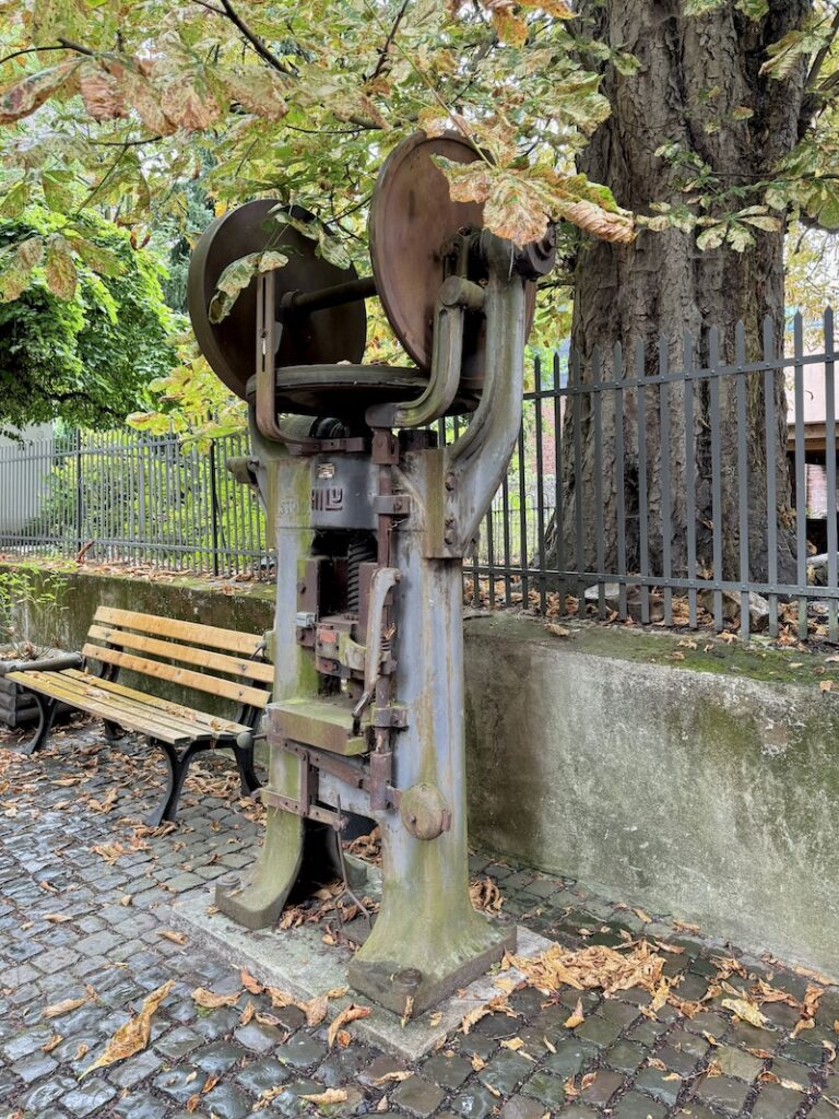 Vor der alten Fabrik der Familie Jakob Bengel empfängt uns diese tonnenschwere Stanzmaschine.