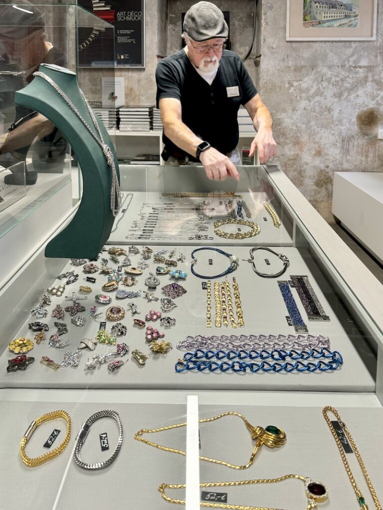 Auch Schmuck gehörte bald zum Verkaufsschlager der "Schmuck- und Kettenfabrik Jakob Bengel" ... 