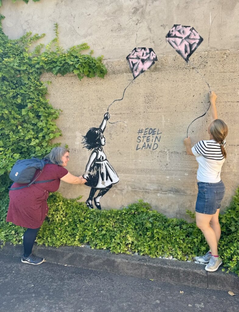 Hallo, EdelSteinLand - Entdeckung der StreetArtGraffiti zum Thema an der Rückseite des Deutschen Edelsteinmuseums in Idar-Oberstein.