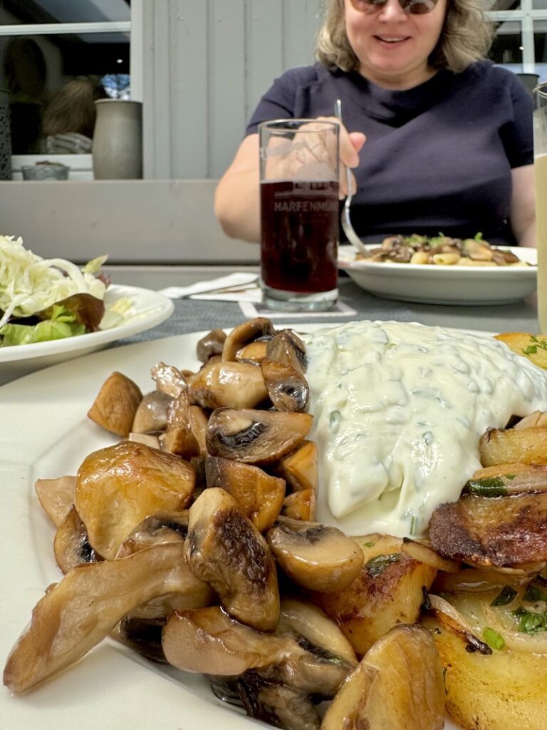 Mahlzeit in der Brasserie Camping Harfenmühle!