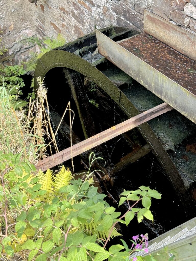 Herzstück der alten Wasserschleife: Das alte Prinzip des Mühlenrades mit Antrieb aus ewig währender Wasserkraft.