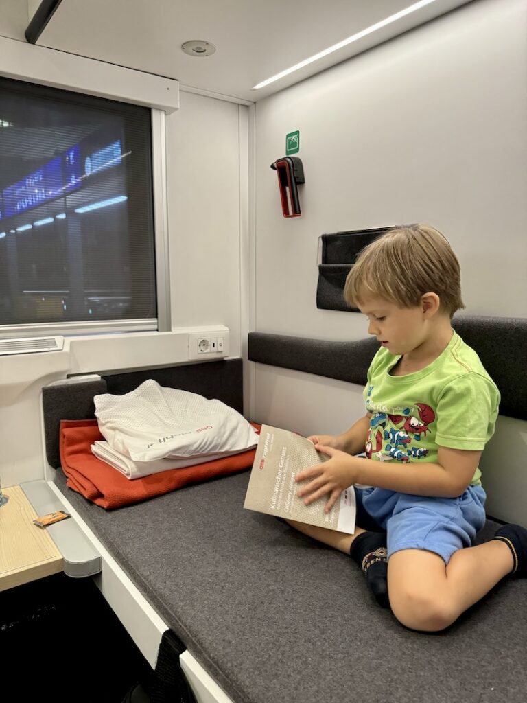 Blick in das moderne Abteil im Liegewagen der ÖBB Nightjet von Wien nach Zürich (Fahrtzeit ca. 10 Stunden). 