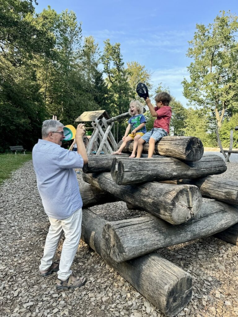 ... die Kinder haben viel Spaß am Waldspielplatz Hohenstein ... 